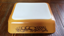 Load image into Gallery viewer, Vintage Pyrex Rectangle Dish #0503 1.5 Qt. Old Orchard
